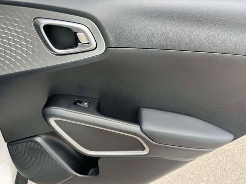 Used 2025 Kia Soul LX w/ LX Technology Package image 8