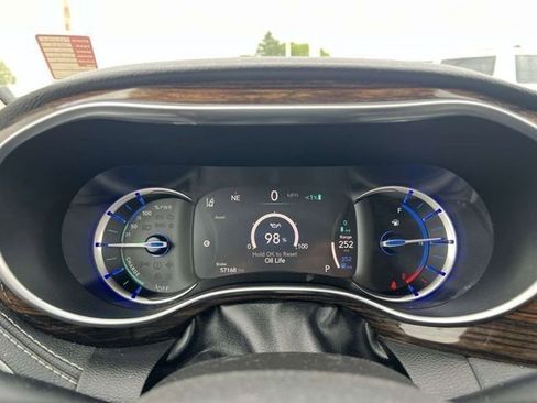 Used 2022 Chrysler Pacifica Limited image 11