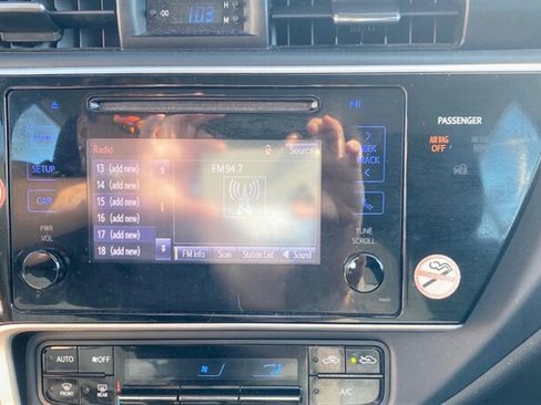 Used 2017 Toyota Corolla LE FWD image 10