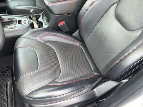 Used 2022 Jeep Cherokee Trailhawk w/ Premium Leather Package AWD/4WD image 29