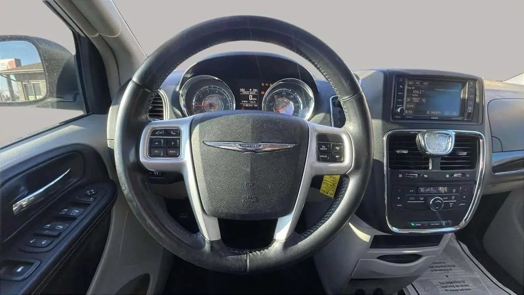 Used 2014 Chrysler Town & Country Touring FWD image 12
