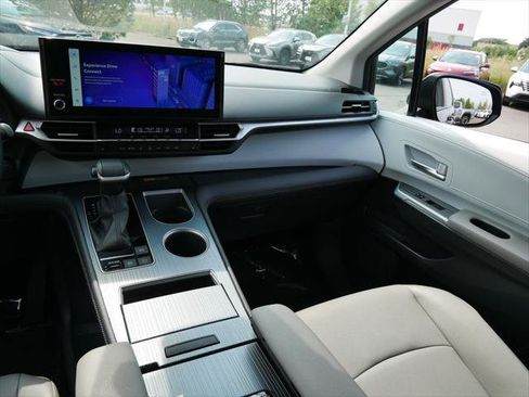 Certified 2025 Toyota Sienna XLE FWD image 12
