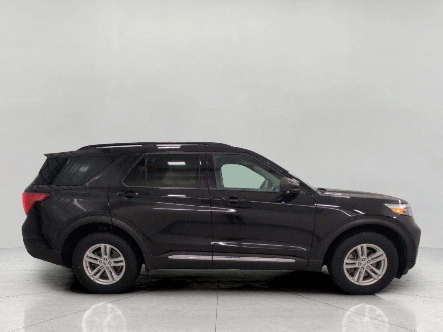 Used 2024 Ford Explorer XLT w/ Equipment Group 202A AWD/4WD image 40