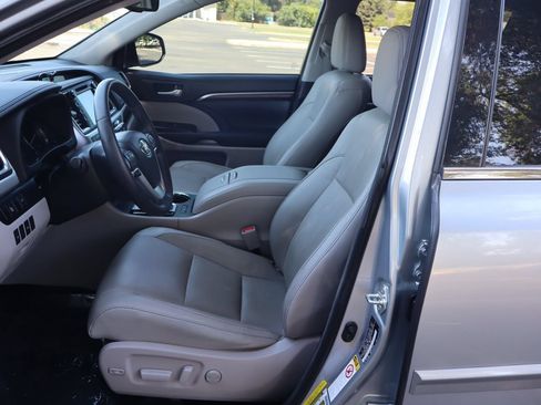Used 2014 Toyota Highlander Limited FWD image 19