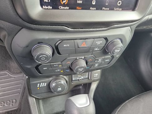 Used 2023 Jeep Renegade Latitude AWD/4WD image 37