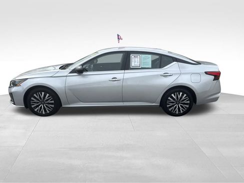 Used 2024 Nissan Altima 2.5 SV image 8