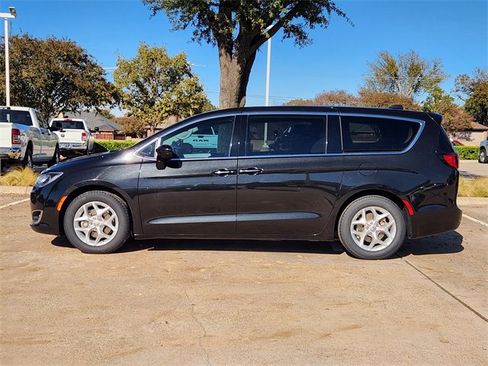 Certified 2018 Chrysler Pacifica Touring Plus w/ Tire & Wheel Group image 4