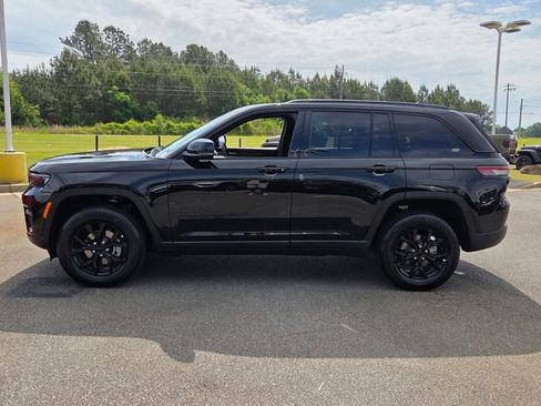 Used 2025 Jeep Grand Cherokee Altitude RWD image 4