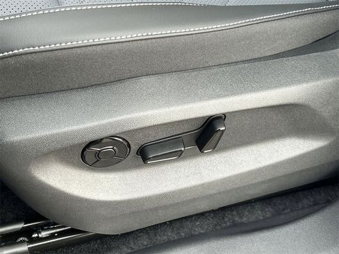 New 2026 Volkswagen Tiguan SE image 16