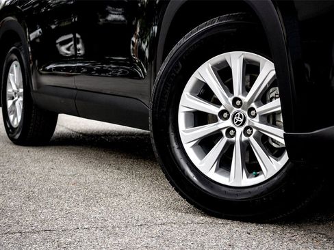 Used 2024 Toyota Grand Highlander XLE image 2