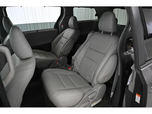 Used 2018 Toyota Sienna XLE image 21