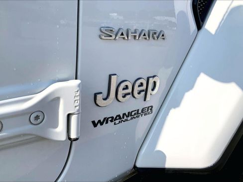 Used 2022 Jeep Wrangler Unlimited Sahara w/ Cold Weather Group AWD/4WD image 28