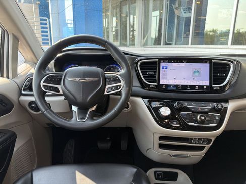 Used 2023 Chrysler Pacifica Touring-L FWD image 16