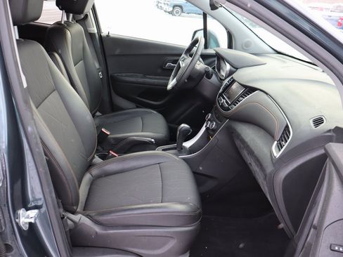 Used 2022 Chevrolet Trax LT w/ LT Convenience Package image 19
