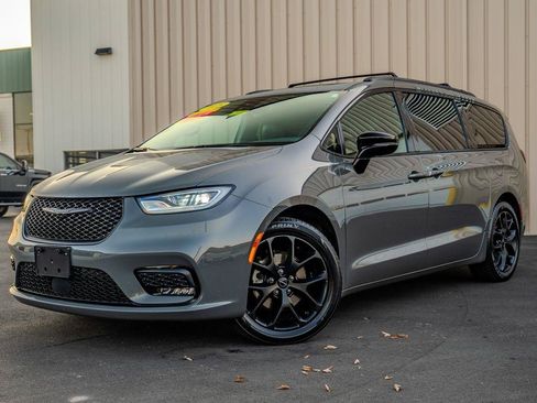 Used 2025 Chrysler Pacifica Limited FWD image 6