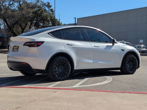 Used 2024 Tesla Model Y Long Range image 4