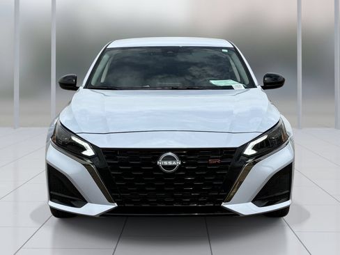Used 2025 Nissan Altima 2.5 SR FWD image 9