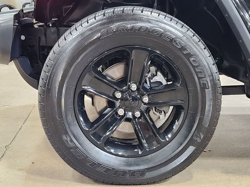 Used 2020 Jeep Wrangler Unlimited Sahara image 28