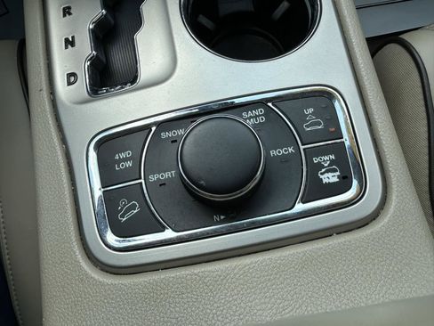 Used 2011 Jeep Grand Cherokee Overland AWD/4WD image 27