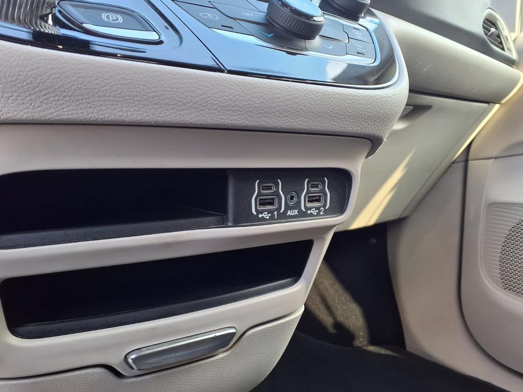 Used 2022 Chrysler Voyager LX FWD image 7