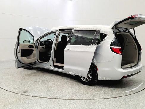 Used 2024 Chrysler Pacifica Touring-L image 11