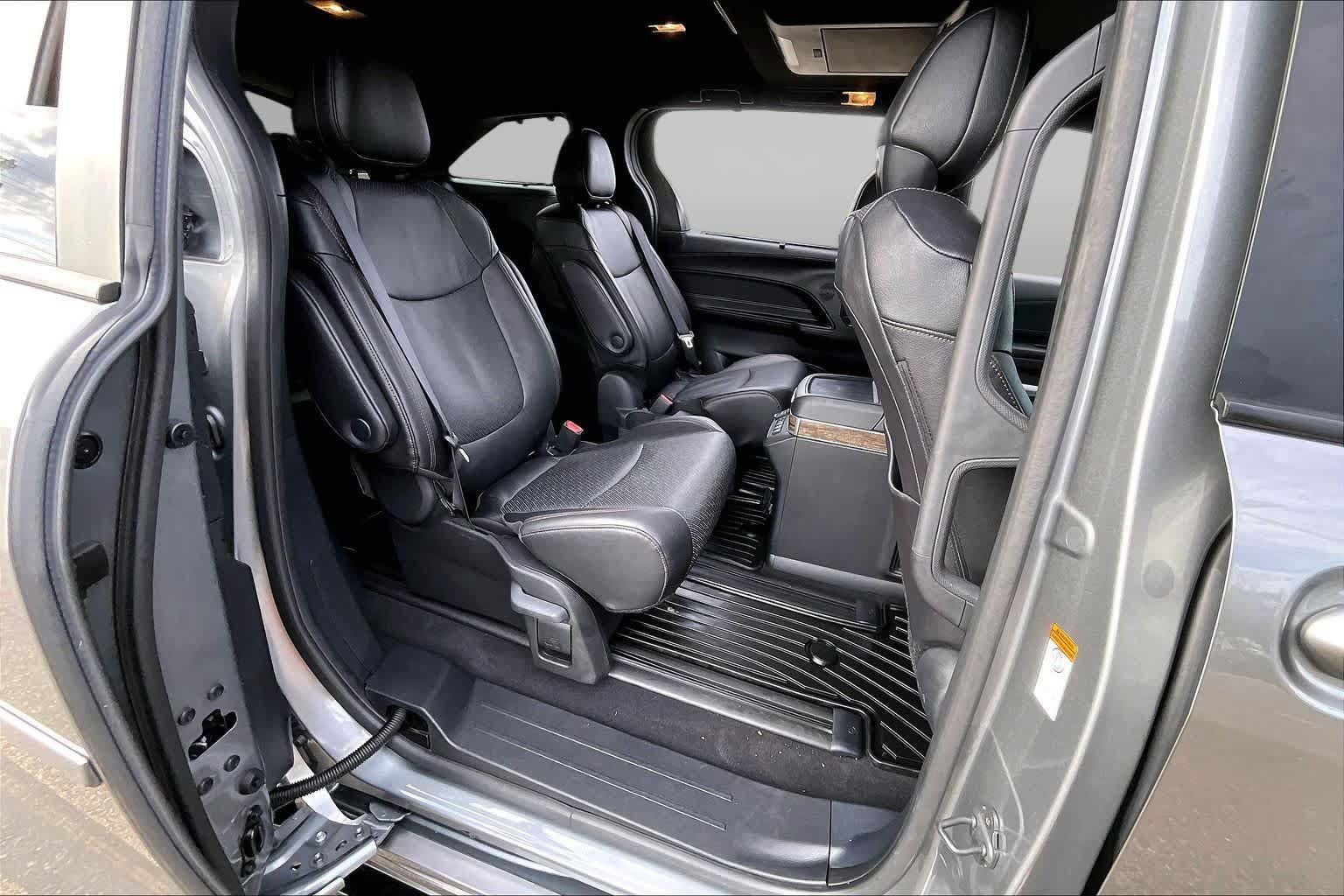 Used 2026 Toyota Sienna Platinum AWD/4WD image 19