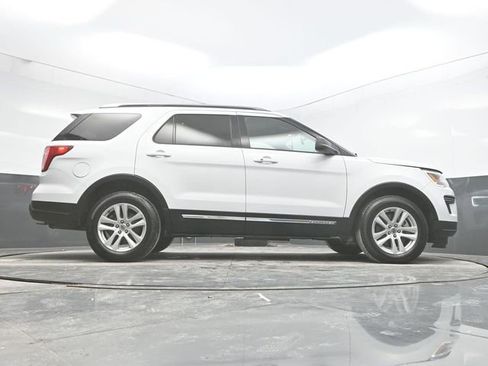 Used 2018 Ford Explorer XLT image 34