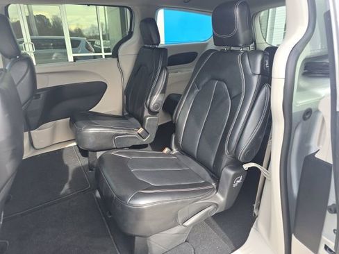 Used 2024 Chrysler Pacifica Touring-L image 25