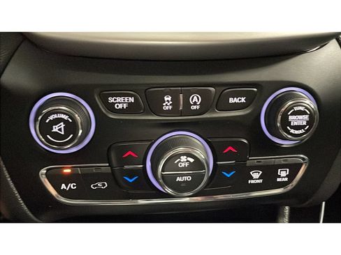 Used 2016 Jeep Cherokee Trailhawk w/ Comfort/Convenience Group AWD/4WD image 14
