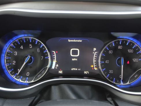 Used 2024 Chrysler Pacifica Touring-L FWD image 11