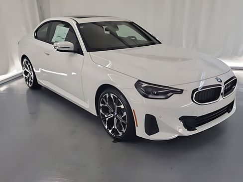 Used 2025 BMW 230i Coupe w/ Convenience Package image 28