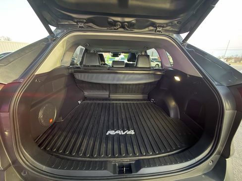 Used 2022 Toyota RAV4 XLE Premium image 13