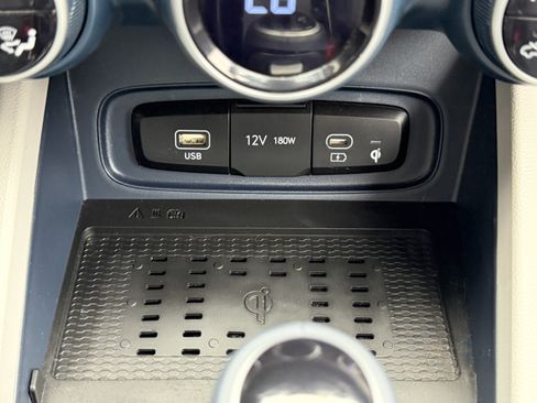 Used 2023 Hyundai Venue Limited FWD image 8