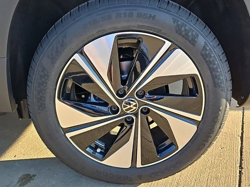 New 2026 Volkswagen Taos SE image 9