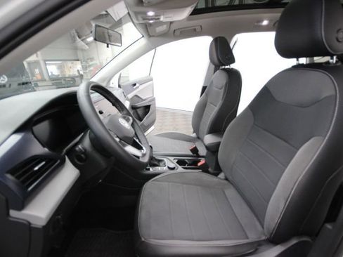 Used 2022 Volkswagen Taos SE w/ Panoramic Sunroof Package image 11