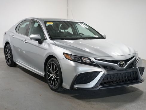 Used 2023 Toyota Camry SE FWD image 3
