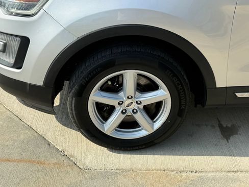 Used 2017 Ford Explorer XLT AWD/4WD image 41
