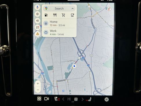 Used 2025 Volvo XC40 B5 Ultra w/ Climate Package image 32