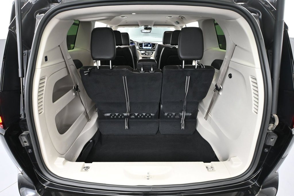 Used 2023 Chrysler Pacifica Touring-L AWD/4WD image 31