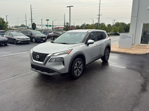 Used 2023 Nissan Rogue SV FWD image 3