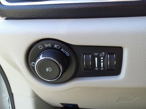 Used 2024 Chrysler Pacifica Limited image 19