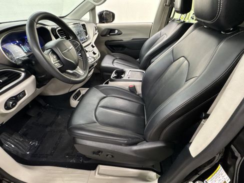 Used 2024 Chrysler Pacifica Touring-L FWD image 16
