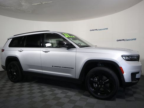 Used 2023 Jeep Grand Cherokee L Laredo image 4