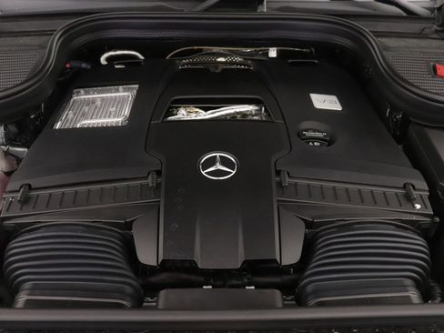 New 2026 Mercedes-Benz GLS 580 4MATIC image 9
