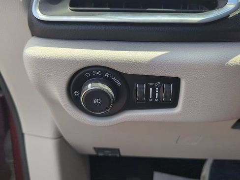 Used 2018 Chrysler Pacifica Limited FWD image 23