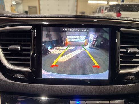 Used 2018 Chrysler Pacifica Touring-L image 26