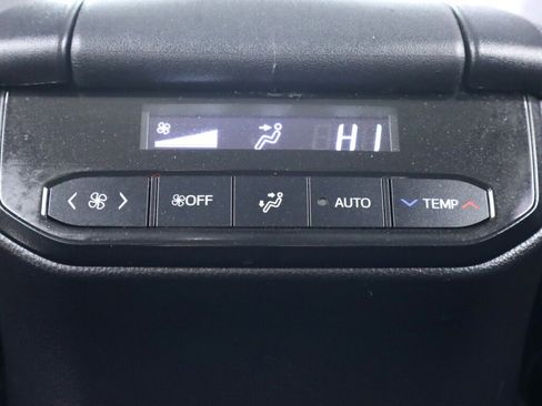 Used 2021 Toyota Highlander LE image 32