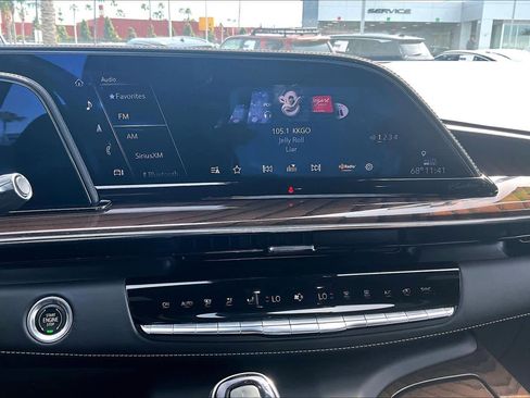 Used 2023 Cadillac Escalade Sport Platinum w/ LPO, ONYX Package image 31