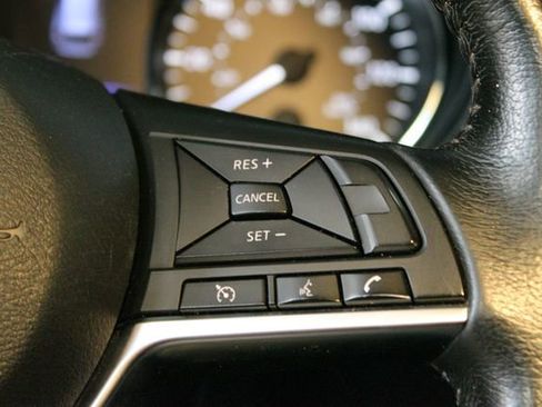 Used 2018 Nissan Rogue SV image 23