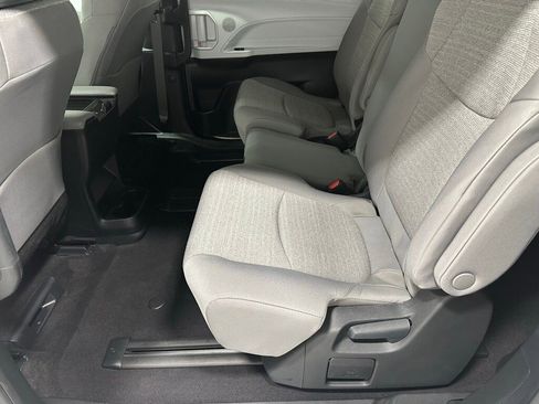 Used 2025 Toyota Sienna LE image 46